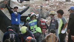 Rescatistas durante una operaci�n en La Guaira.
