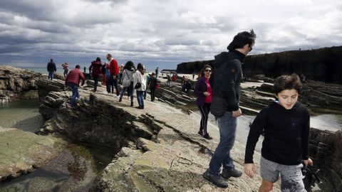 Los visitantes volvieron ayer a la playa de As Catedrais, pero no pudieron acceder a las grutas