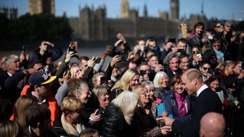 EL prncipe Guillermo entre la multitud que espera para dar el ltimo adis a su abuela, la reina Isabel II, en el palacio de Westminster. 