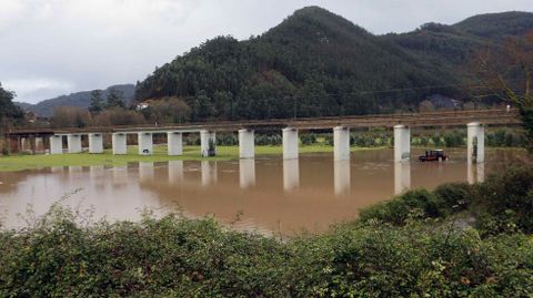 Zona inundada a causa del desbordamiento del r�o Nal�n a su paso por Pravia. 