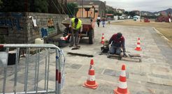 Operarios del Concello de Vilagarc�a reparan las baldosas rotas del paseo mar�timo. 