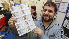 Carlos Fern�ndez, de la administraci�n de la calle Rubalcava, con d�cimos del n�mero 50818