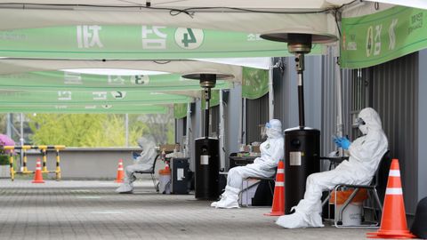 Sanitarios se preparan para realizar test a la poblacin en una ciudad coreana