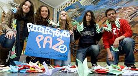 En la imagen, los alumnos que coordinan la actividad, con algunas de las grullas de papel.