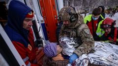 Sanitarios evac�an a una residente de un edificio atacado por drones rusos en J�rkov.