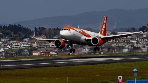 Aterrizaje de un avión en el aeropuerto de Alvedro.