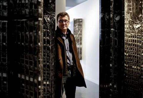 Aitor Ortiz, ayer ante una de las obras que evoca las cárceles de Piranesi.