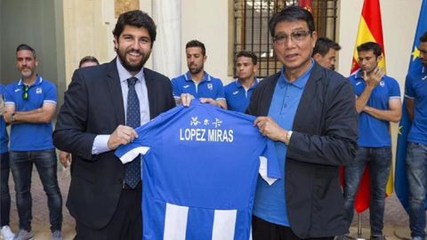 Xu Genbao Lorca.Xu Genbao, en la celebracion del ascenso del Lorca