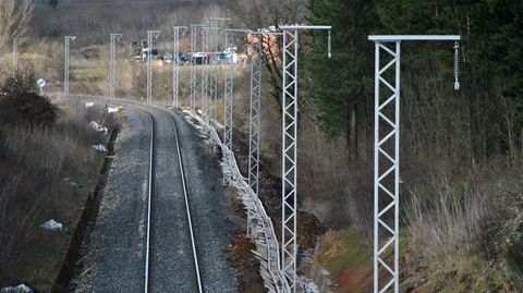 As se ven los postes de la futura catenaria desde el puente de la carretera que cruza la va en Ribas Altas (Monforte)