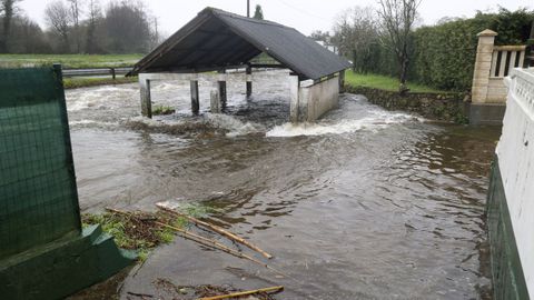 El lavadero, sumergido bajo el caudal del Basteiro, en Neda