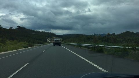 Maleza en la variante de Ortigueira, un tramo de la VAC Costa Norte, an sin completar