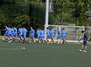 Manu Fern�ndez toca el bal�n en un entrenamiento mientras la plantilla hace carrera continua. 