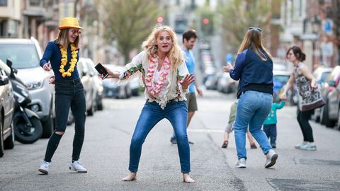 Residentes en Bruselas bailaban ayer en la calle, manteniendo las distancias. Aprovechaban la m�sica que sonaba tras los habituales aplausos al personal sanitario.