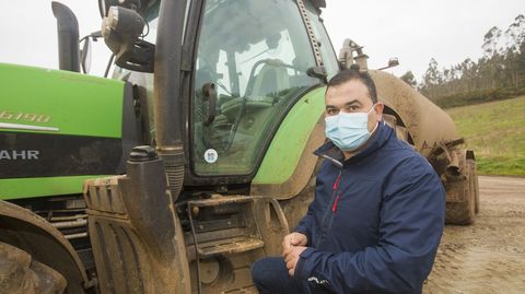 Rafael Amarelle, ayer, en su explotaci�n en O Carrizal