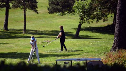 Jugando al golf, en el campo de A Zapateira, en A Coru�a 