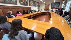 Momento de la firma de los nuevos auxiliares administrativos del Concello de Ferrol.