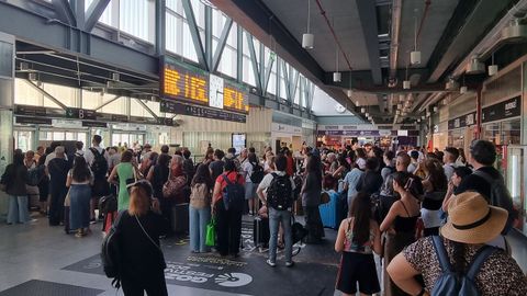 Colas en la estaci�n de tren de Santiago el mi�rcoles, cuando se origin� la aver�a