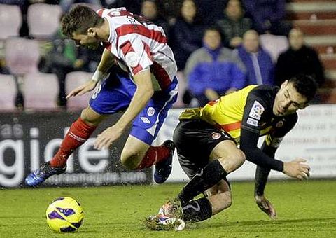 Tonetto, recibiendo una entrada de un jugador del Girona.