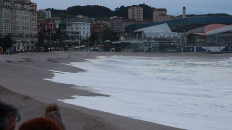 Las olas deshicieron la duna de Riazor