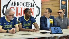 Kentwan Smith, entre Moncho Lpez y Jorge Silva, junto a Antonio Prez