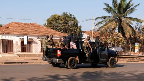 Soldados recorriendo, este martes, las calles de la capital de Guinea-Bisa� tras el ataque al palacio presidencial por parte de un grupo de hombres armados