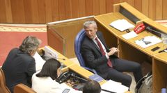 Alfonso Rueda se gira para hablar con Pedro Puy, portavoz del PP, con el tel�fono rojo delante, que a�n no ha empleado.