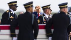 Trump, durante la llegada a la base de Dover de los cad�veres de los militares estadounidenses muertos en Oriente Medio en la �ltima semana