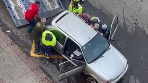 Fragmento del vdeo en el que sacan al jabal de debajo del coche en Piedras Blancas