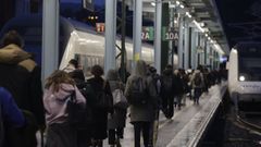 Primera jornada de huelga de maquinistas.En la imagen, viajeros en la estaci�n provisional de A Coru�a 