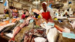 Santi, de Pescados y Mariscos Cachada, en su puesto de la plaza de abastos de Pontevedra