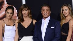 Jennifer Flavin y Stallone, con dos de sus hijas