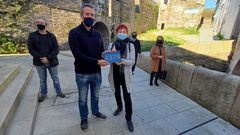 Los concejales del BNG sostienen un reloj con los d�as que lleva sin ejecutarse la reforma de A Tiner�a