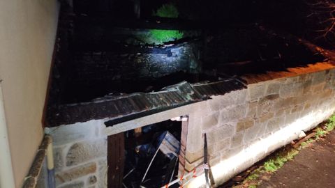 Las llamas provocaron que el techo del inmueble se viniese abajo