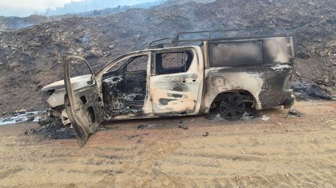 Así quedó el todoterreno del servicio de extinción de incendios de la Consellería de Medio Rural en el incendio de A Pobra do Brollón y Quiroga