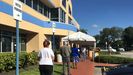 Una fila de votantes esperaban este viernes turno para depositar su anticipado en la sede del Departamento de Elecciones del Condado de Miami-Dade
