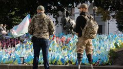 Un exsoldado ucraniano que perdi ambas piernas observa las banderas colocadas en la plaza de la Independencia de Kiev para recordar a los soldados cados.