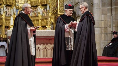 En el centro, el nuevo de�n de la catedral, Jos� �ngel Feij�� Mir�n