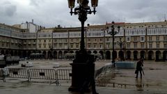 La plaza de Mar�a Pita, vallada para la carrera