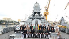 En la fotografa, en el puerto de Bombay, miembros de la dotacin de la Mndez Nez en el destructor indio INS Kochi. 