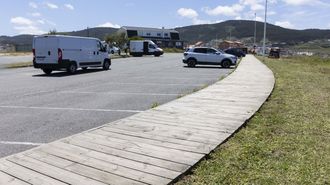 A partir de la pr�xima semana, las autocaravanas y los veh�culos camperizados no podr�n aparcar junto a esta pasarela de madera.