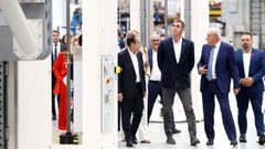 Pedro S�nchez durante su visita a Delta Vigo, acompa�ado por el prsidente del grupo, Francisco Puga, el alcalde de Vigo y otras autoridades
