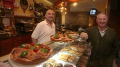 Guillermo Redondas con su padre, Pablo, en La Alianza en Mondo�edo