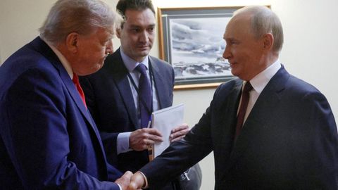 Putin y Trump salud�ndose durante su cita en Alaska el pasado agosto.