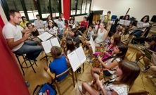 Parte de los m�sicos, de 9 a 14 a�os, en un ensayo previo. 