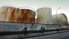 Vista de los tanques situados en el puerto que el proyecto pretende reutilizar y que ser�an sensiblemente m�s peque�os que los de nueva construcci�n.