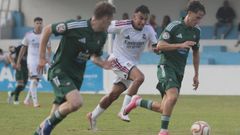 Azael conduce el bal�n perseguido por Rachad un un lance del partido en el Kiko Rey.