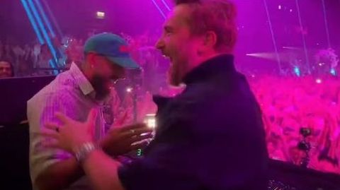 El jugador del Celta y de la selecci�n espa�ola Borja Iglesias y el DJ David Guetta, juntos en una discoteca de Ibiza.