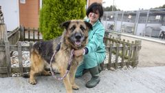 Camino Ferrero, la veterinaria, con Roi, el perro que lleva m�s tiempo en Moug�, adonde lleg� en el 2017
