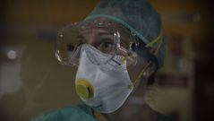 Enfermera del Chuac con equipo de protecci�n individual (EPI) frente al coronavirus