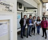 Los representantes del BNG ante el centro sanitario. 